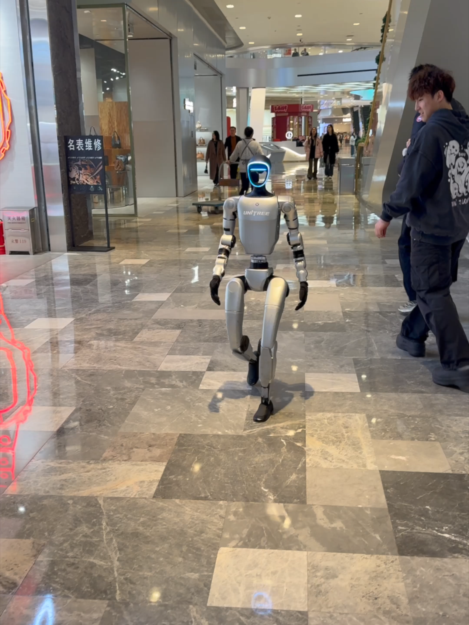 Unitree G1 strolling around the mall.[Retweet] #Unitree #Robotics #Humanoidrobotics