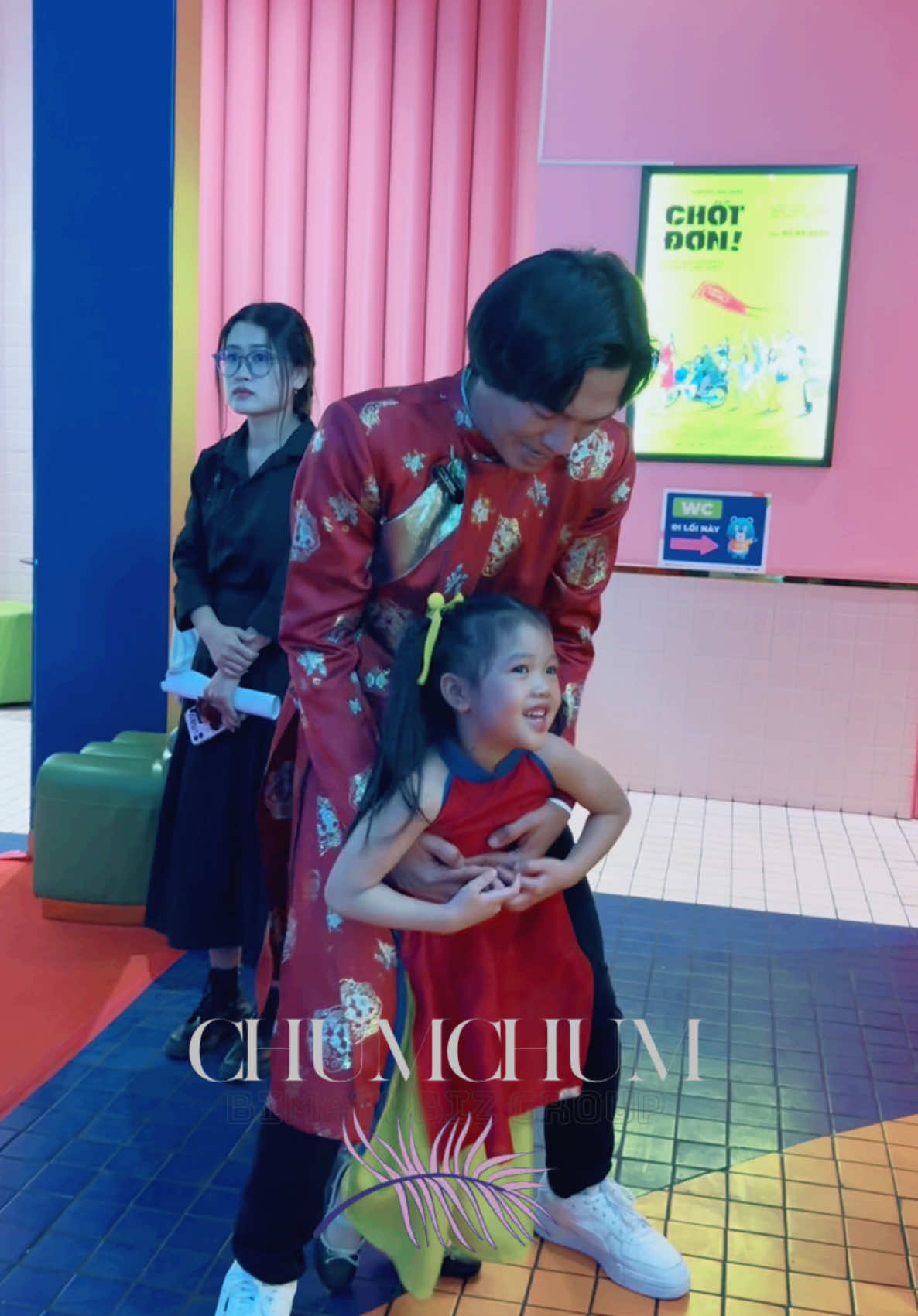 Diễn viên Quang Tuấn chơ.i đ.ùa với con gái siêu dễ thương tại buổi họp báo phim “ Chuyện nhà Tí 4 - Hoa Lệ của diễn viên Minh Dự #ChumChum #BimatVbiz #Thegioimodels #Lattungvbiz #TiktokGiaiTri #GlobalEM #chuyennhati4hoale #chuyennhati4hoalebychumchum #quangtuan 