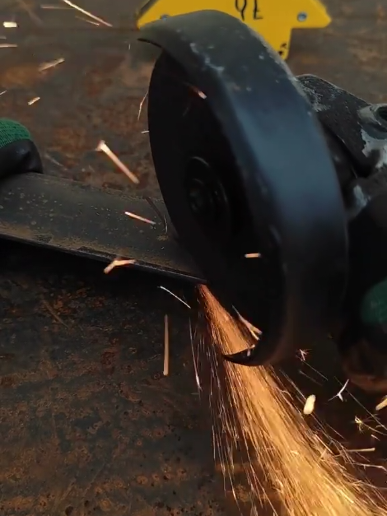 simple thought of welder cutting metal #welding #fbreels #cutting #welding #DIY #technique 