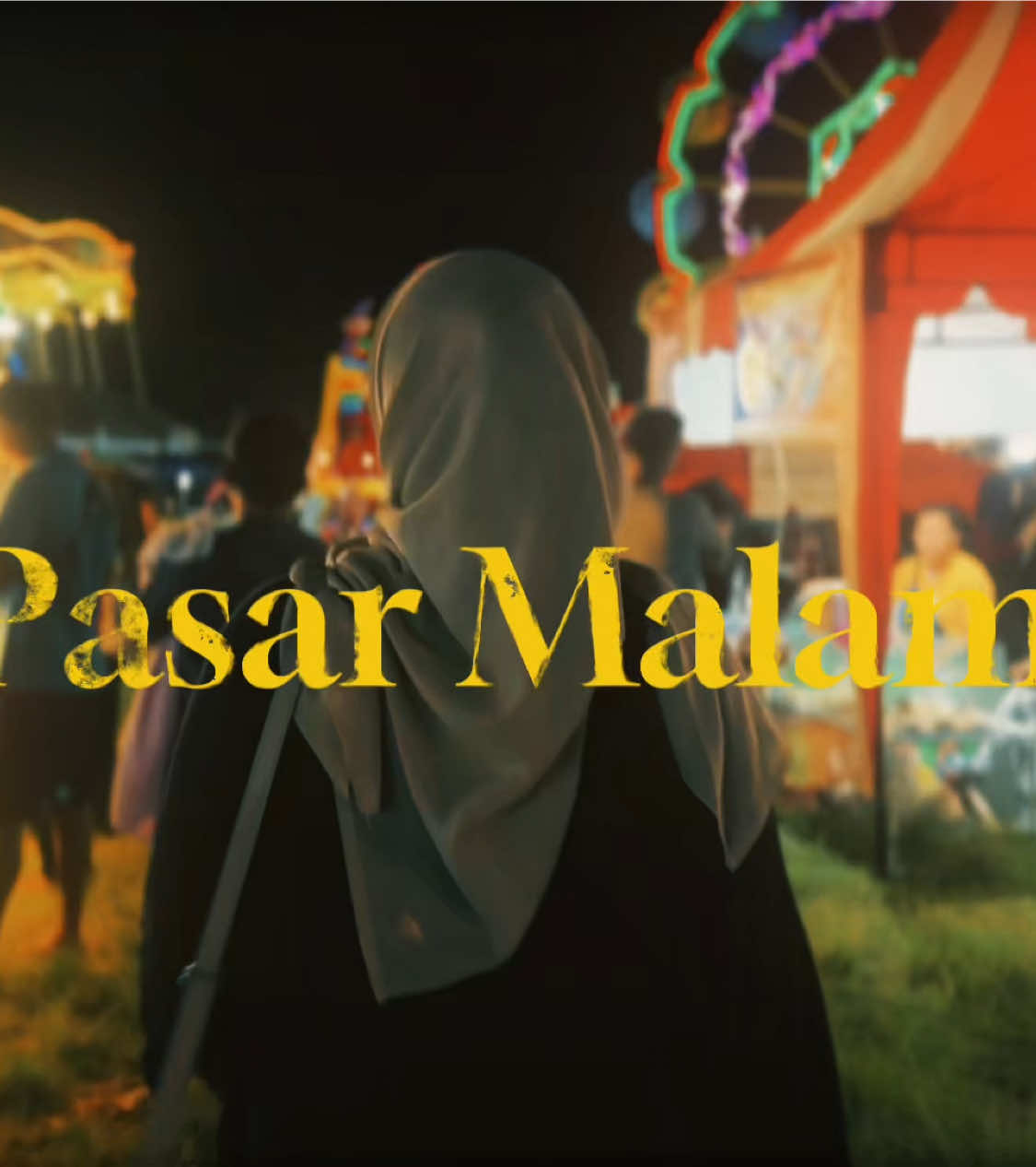 “Lampu-lampu warna-warni mulai menyala, suara tawar-menawar bercampur dengan tawa riang anak-anak yang bermain. Hiruk pikuk pasar malam perlahan menenggelamkan rasa lelah setelah hari yang panjang. Malam itu, aku hanya berjalan perlahan, menikmati setiap sudut yang penuh cerita—dari wajah-wajah bahagia, hingga suara permainan yang memanggil penuh tantangan.” #pasarmalam #ronarona #lombok #vidigraphy #cinematic 