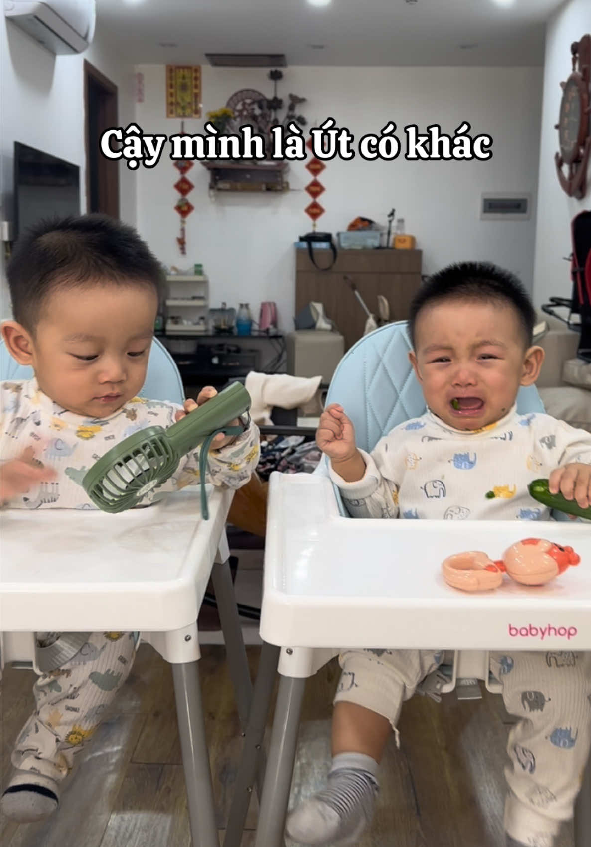 Nghe đồn sinh đôi khuôn mặt, tính cách giống nhau lắm. Zị mà nhà tui sao lạ quá zậy 🤣