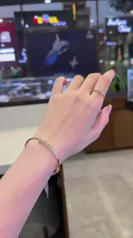 Mẫu kim cương trên nền vàng 18k giúp cho tay trở nên xinh đẹp và cá tính.  Link mẫu có sẵn tại Cửa Hàng :  https://www.pnj.com.vn/cua-hang/dnb-binh-duong-pnj-center-lai-thieu-tp-thuan-an?zarsrc=411&utm_source=zalo&utm_medium=zalo&utm_campaign=zalo  📍PNJ LÁI THIÊU  🛣️ Địa chỉ: 92 Nguyễn Văn Tiết, Lái Thiêu, Thuận An, Bình Dương 📞 Hotline: 0328.778.883 💎𝐓𝐑𝐀̉ 𝐆𝐎́𝐏 𝟎% 𝐐𝐔𝐀 𝐓𝐇𝐄̉ 𝐓𝐈́𝐍 𝐃𝐔̣𝐍𝐆 𝐊𝐇𝐈 𝐌𝐔𝐀 𝐓𝐑𝐀𝐍𝐆 𝐒𝐔̛́𝐂 𝐏𝐍𝐉 (liên kết 22 ngân hàng). 💍Dịch vụ làm sạch trang sức miễn phí . 🚚 Giao hàng nhanh miễn phí ship toàn quốc. 💳 Thanh toán cà thẻ không mất phí, nhanh chóng và tiện lợi qua QR Code VNPAY, Momo,.. ——————————————————— #pnj #vàng #vang750 #vang18k #vong #vongtay #nhan #nhẫn #nhẫnđẹp #nhẫnkimcương #vongtaykimcuong #kimcuong #kimcuongthiennhien #vongco #pnj #pnjlaithieu 