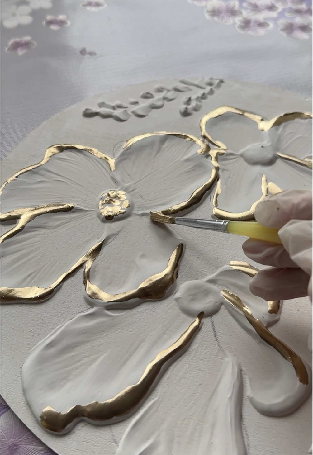 What if I told you there’s an alternative to liquid gold leaf? If you want to know what it is, comment ‘+’ below! And if you haven’t followed me yet, make sure to do it now! #texturedart #drawing #oilpainting #goldleaf #art #acrylicpainting 