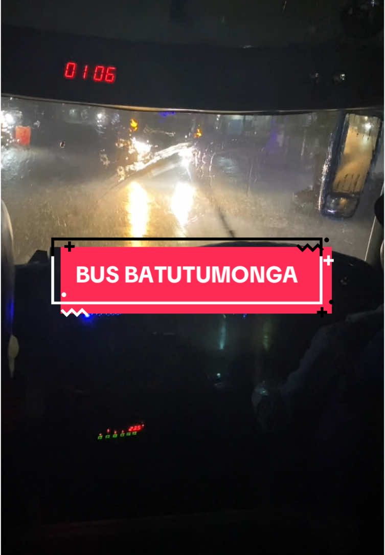 BERNOSTALGIA BERSAMA BUS BATUTUMONGA DI TENGAH GUYURAN HUJAN #bus #bis #celebesbislovers #mercedesbenz #bussulawesi #busindonesia #scania #volvo #indonesia 