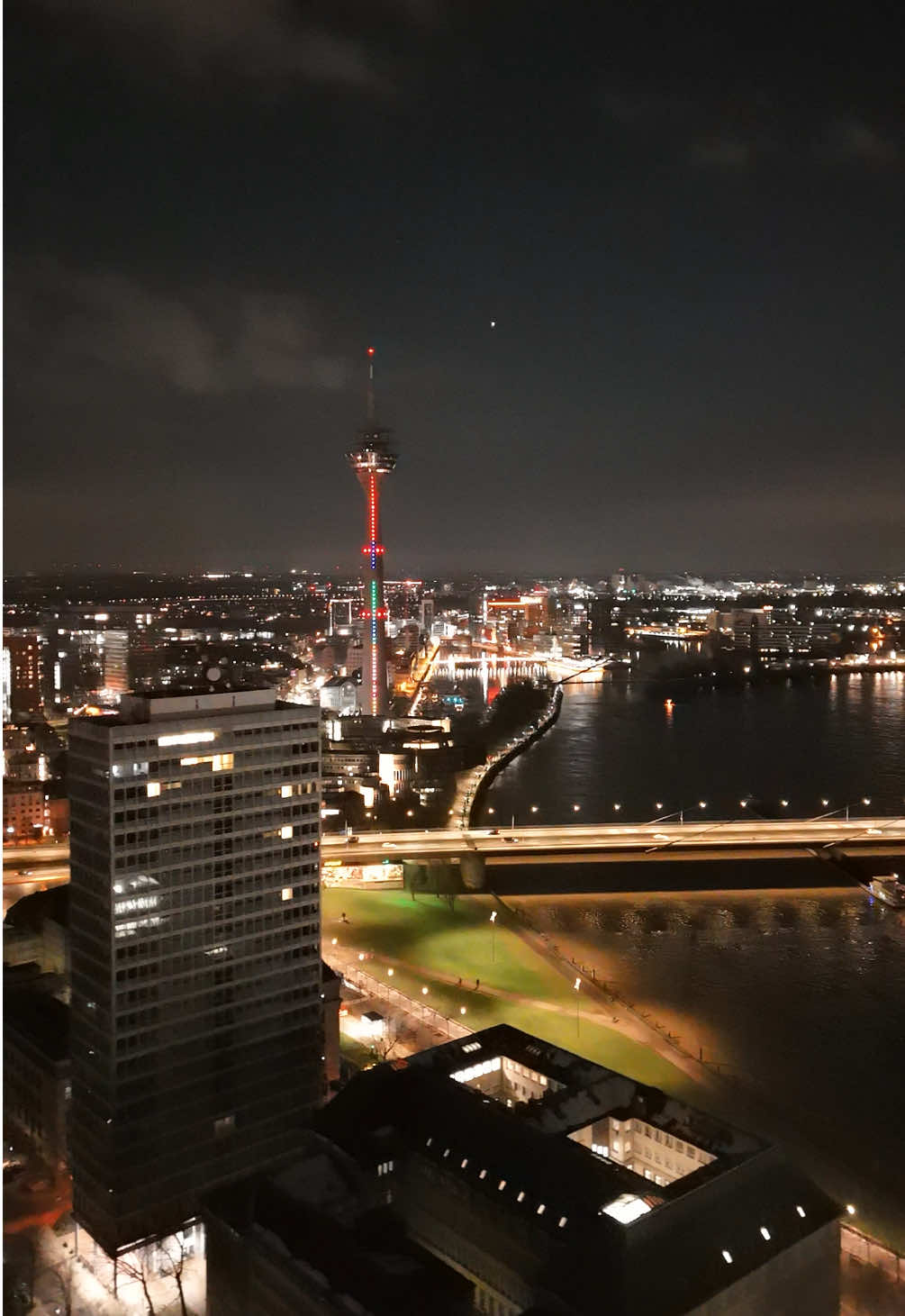 DÜSSELDORF ❤️ #Düsseldorf #düsseldorfcity #nightvibes #Rhein #rheinturm #skyline #DJI #luftaufnahmen #düsseldorfbynight #citylights #visitgermany #Nacht  #drone  #dronevideo #creatorsearchinsights 