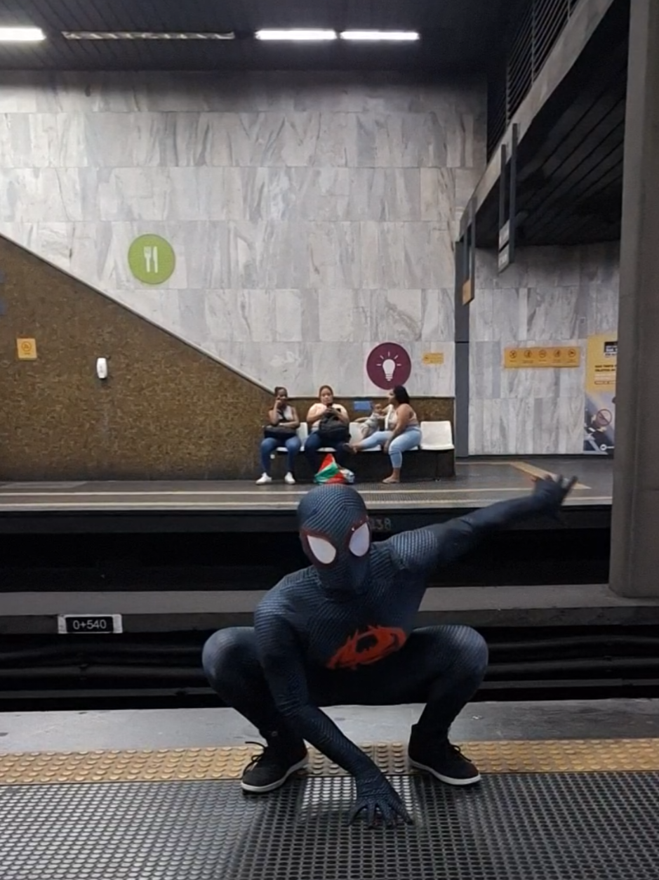 metrô . . #cosplay #viralvideos #riodejaneiro #marvel #spiderverse #spiderman #edit 