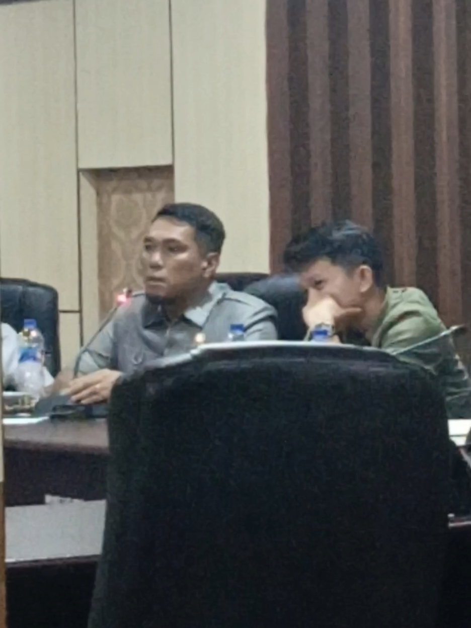 Kemaren berani somasi wartawan, hari ni keno amuk dewan perwakilan PT SGN .. @484di  #DPRDMerangin #ptsgn #hearingdewan #meranginjambi #meranginhitz #beritaviral #dewanmerangin #komisiiii #ptsumbergunanabati 