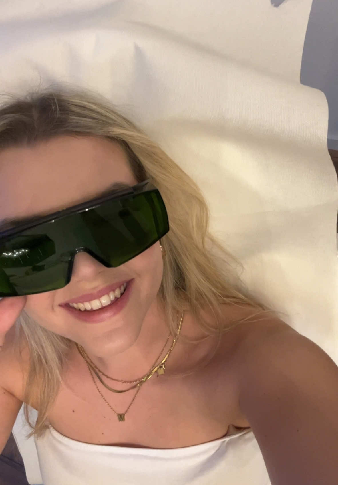 Die liebe Vivien nimmt euch heute zur ihrer Haar Laserbehandlung mit (Danke dafür ❤️) Unser Soprano Titanium von Alma ist ein 3fach Diodenlaser, der in wenigen Sekunden, nahezu schmerzfrei und sicher euch zu einer seidenglatten Haut verhilft. Dank der neuesten Technologie werden die Haarwurzeln dauerhaft geschädigt und ihr spart euch das lästige Rasieren. Na, seid ihr bereit für den Sommer ☀️? Buche jetzt einen Termin online und profitiere von 30% Rabatt! Wir freuen uns auf euch ♥️❤️🧡 @alma.lasers.deutschland  #aschaffenburg #aschaffenburgcity #hanau #lohrammain #wertheim #miltenberg #obernburgammain #würzburg #wiesbaden #mainz #fulda #praxismerkerschaffenburg #hairremoval #hairloss #hairless #alma #almalaser #glatt #haarfrei 