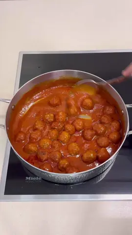 מתכון לסיר קציצות שילדים אוהבים. מצרכים: לתערובת הקציצות- 500 גרם בקר טחון פעמיים ארבע כפות פירורי לחם ביצה אחת כפית שום כתוש כפית פפריקה מתוקה כפית מלח חצי כפית פלפל שחור קורט כורכום לרוטב- שלוש כפות שמן זית כפית שום כתוש כף פפריקה מתוקה כפית מלח רבע כפית פלפל שחור חצי כפית כורכום 200 גרם רסק עגבניות כפית סוכר לבן כוס עגבניות מגורדות בפומפיה) שלוש כוסות מים רותחים אופן ההכנה: 1. נכין את הקציצות, את כל מרכיבי הקציצות נכניס לקערה נעבד היטב בעזרת הידיים ונסדר על מגש קציצות כמה שיותר קטנות. 2. ⁠נכין את הרוטב, שהסיר על השיש (בלי חימום) נכניס אליו את כל מרכיבי הרוטב המפורטים מעלה למעט העגבניות המגורדות ולמעט המים. 3. ⁠נניח את הסיר על להבה בינונית ונערבב במשך שתי דקות עד לקבלת משחה אחידה ופתיחת הטעימים בחום. 4. ⁠נוסיף את העגבניות המגורדות ושוב נערבב לתערובת אחידה. 5. ⁠נוסיף את המים הרותחים ובעזרת מטרפה נערבב היטב עד לקבלת רוטב אחיד ודליל יחסית. 6. ⁠נביא לרתיחה וברגע שנבחין בבעבוע הראשון נכניס את כל הקציצות לסיר. 7. ⁠נכסה ונבשל באותה הלהבה כ-45 דקות. מידי פעם נשקשק את הסיר כדי למנוע מהקציצות להידבק לתחתית הסיר. זהו זה וזה מוכן. מומלץ להגיש עם אורז לבן או פתיתים. בהצלחה ובתאבון ובאהבה ממני אליכם השף דוד גדג׳❤️🫶❤️ #שףדודגדג #הופהופטאקטאק #foryou #foru #פוריועולמיי #אוכל #מתכוניםקלים #מתכונים #הכלבסיראחד 