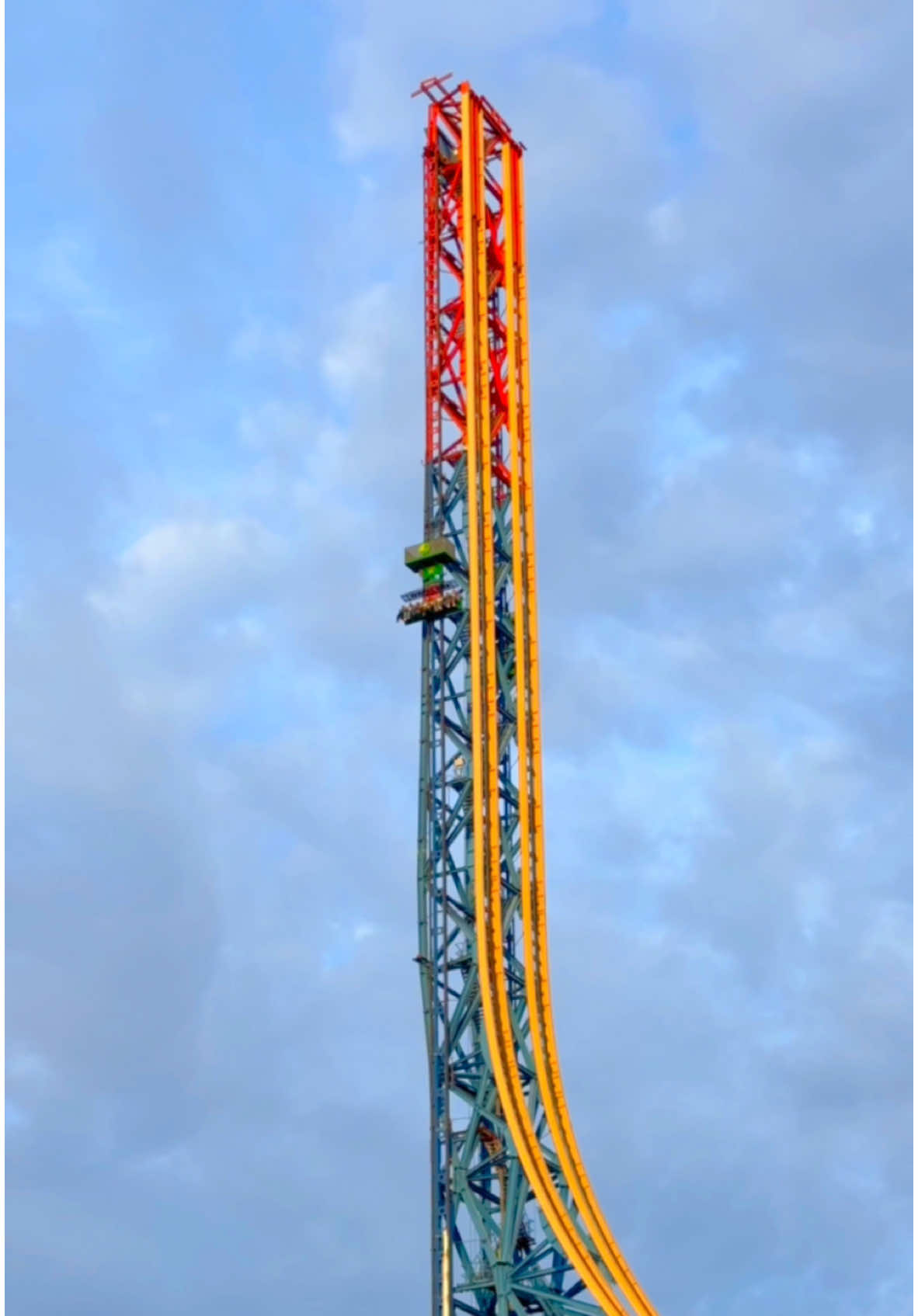 The HIGHEST drop tower in the world!🔥 Would you dare? This ride is located at Six Flags Magic Mountain near Los Angeles🇺🇸 #themepark #adrenaline #sixflags #usa 