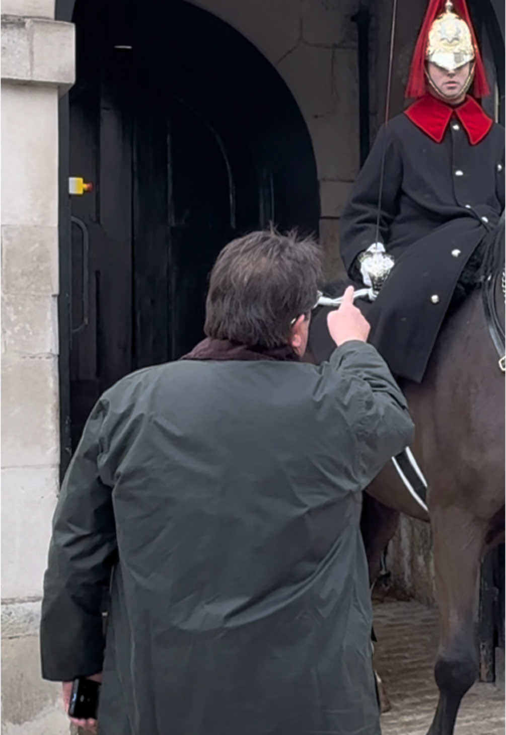 NO EXCUSES : King’s Guard WARNS And Tells NOT ALLOWED To Touch The Horse Sir! #tik_tokviral  #horseguardsparade  #fallowers 