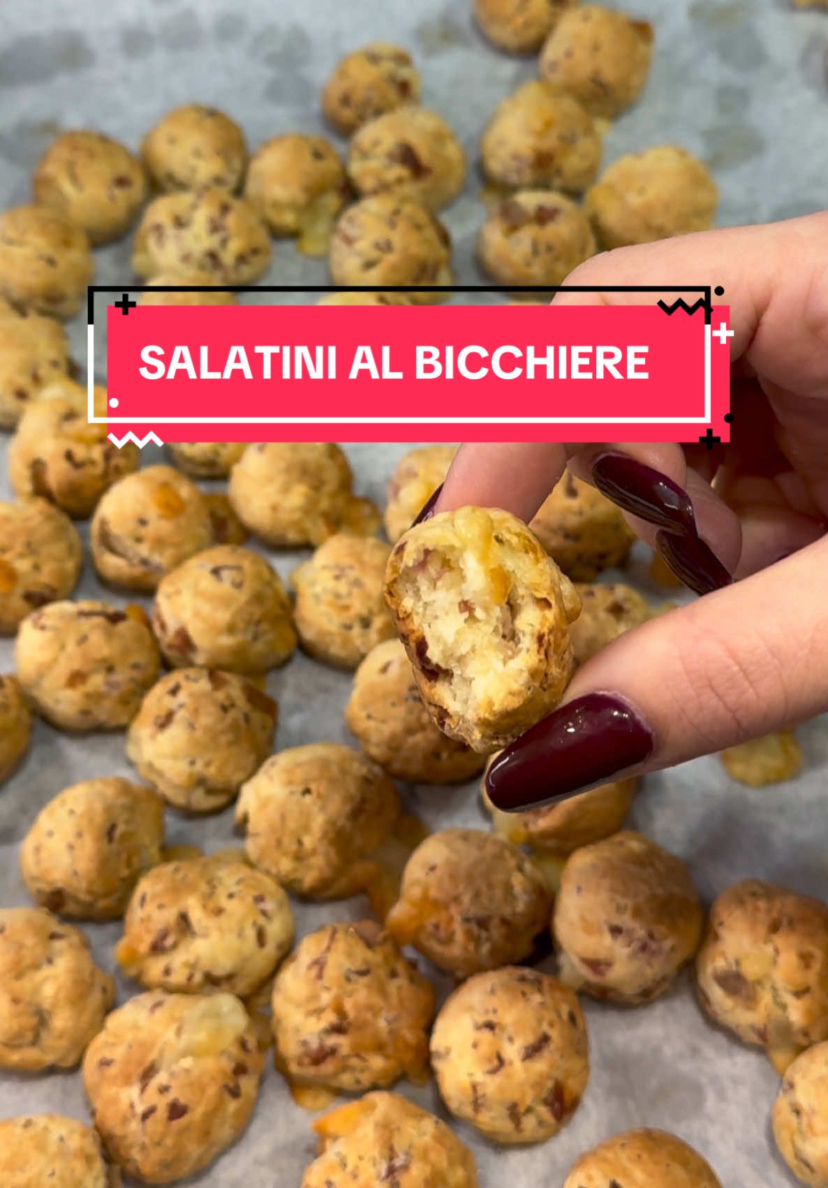 SALATINI AL BICCHIERE 🥃  Veloci, buonissimi e svuota frigo!  INGREDIENTI: 2 uova  1/2 bicchiere di latte  1/2 bicchiere di olio EVO Sale/pepe qb  1/2 bicchiere di Parmigiano  8 g lievito istantaneo per preparazioni salate  3 bicchieri e mezzo di farina 00 2 bicchieri di quello che avete nel frigo 😂(io caciocavallo, ciccioli, mortadella e prosciutto)  PROCEDIMENTO NEL VIDEO ✨❤️