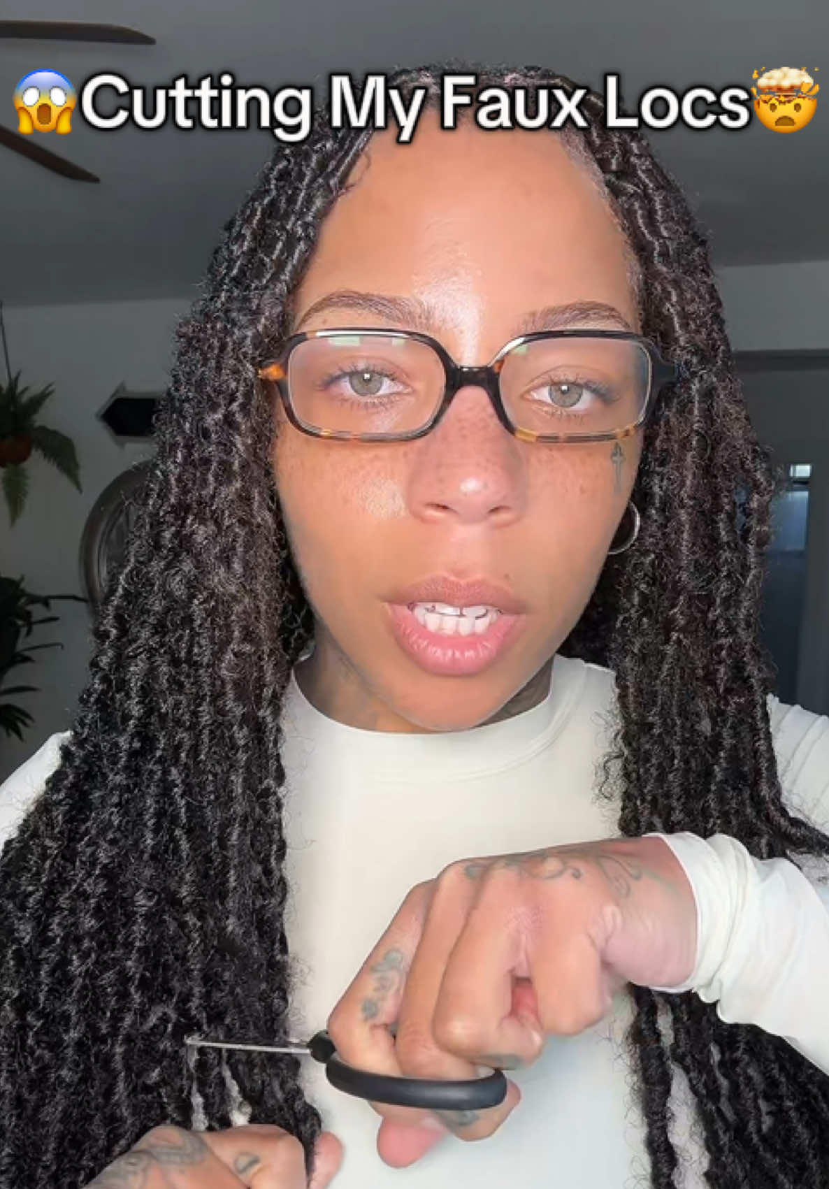 Let’s give my faux locs hairstyle a makeover! Aka let’s cut our locs! #fauxlocs #bob #cuttingmyhair #haircutting #locs #naturalhairstyles #protectivestyles #protectivehairstyles #bobbibosslocs #locbob #locbobstyle #boblocs #fauxlocstutorial 