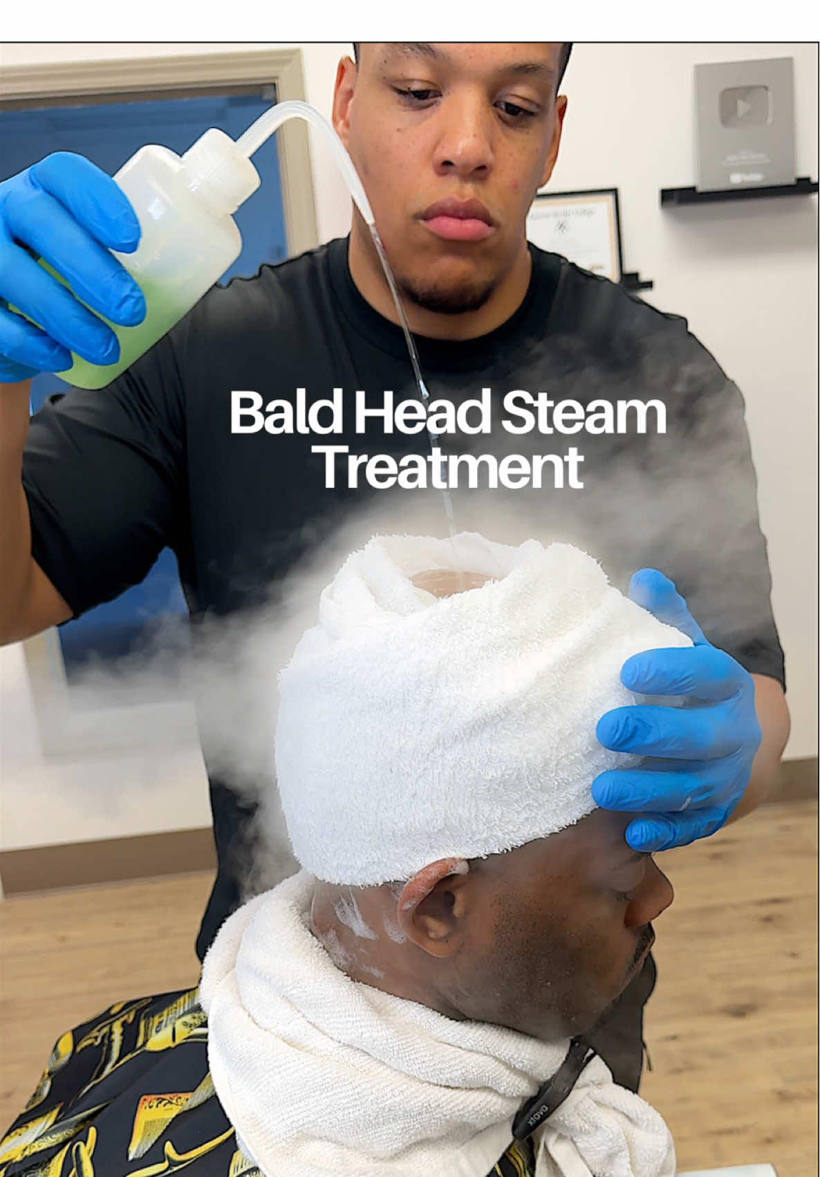 Bald head steam treatment 👨🏽‍🦲🧽🧼 Exfoliation and moisturizing the scalp after a shave are 2 of the best things you can do to minimize irritation. Incorporate these steps into your shaving routine. #thomascutit #barberstyledirectory #exfoliation #flowoodbarber #flowoodms 