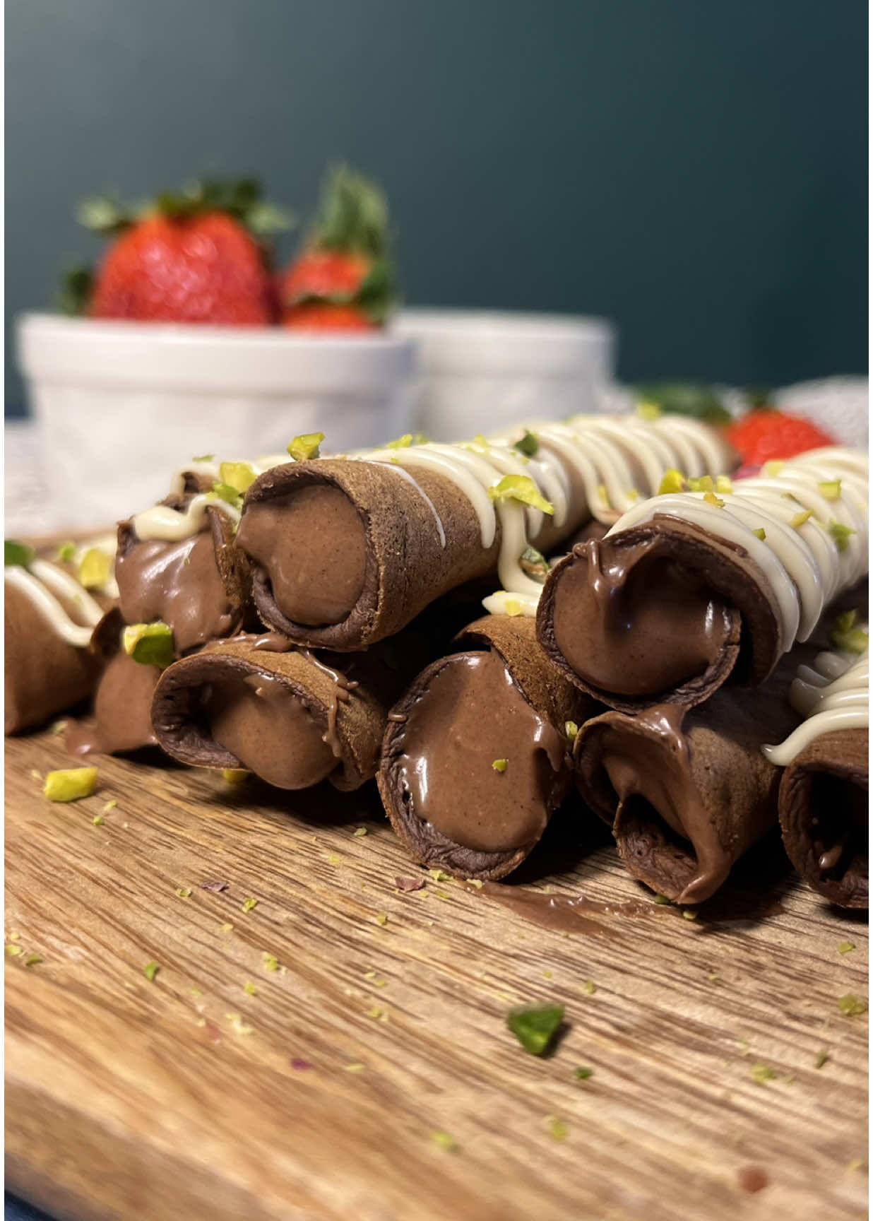 Wafer Rolls 🫴🏻🍫 ١ كوب طحين ٢ ملعقة كبيرة سكر بودرة ٢ ملعقة كبيرة زيت نباتي ملعقة صغيرة ڤانيليا ملعقة صغيرة بيكينج باودر ٢ ملعقة كبيرة كاكاو ١ كوب حليب دافئ وممكن أكثر شوي الطريقة: بخلط كل المكونات مع بعض حتى يصير القوام زي ماواضح بالفيديو على مقلا دافية على النار بصب مقدار ملعقة كبيرة وبفردها بشكل دائري بس يظهرو الفقاعات بقلبها على الجهة الثانية  بلفهم فوراً على شلمونة عشان يمسكوا لإنه اذا طولو راح يكون صعب لفهم ويتكسروا وبدخلهن الفرن على حرارة ١٨٠ من ١٥-٢٠ دقيقة بعدها بحشيهم بشوكولاتة دهن وبقدمهم. وصحتيين❤️❤️ #explore #wafflerolls #trending 