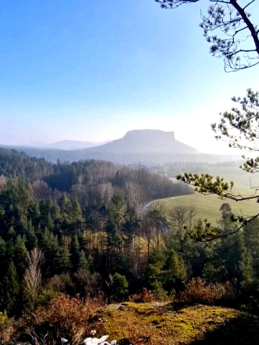 Einfach nur WOW! 🤩🤩🤩 Ein absoluter Wintertipp! Der Rauenstein-Gratweg gilt als einer der schönsten Höhenwege der Vorderen Sächsischen Schweiz. Er führt über mehrere Eisenleitern und -brücken sowie über Holz- und Steinstufen. Etwas Trittsicherheit und ein wenig Kondition sind für den kurzweiligen Wanderausflug nötig. Dafür wird man mit einem grandiosen Blick übers Elbsandsteingebirge belohnt.  🔸Start/Ziel: Kurort Rathen Bahnhof 🔸Länge: 8 km/3,5 Std. 🔸Charakter: leichte Wanderung mit starken Auf- und Abstiegen auf Felsen über Waldweg und Leitern  #inspiration #motivation #auszeit #abenteuer #tipp #sachsen #sächsischeschweiz #rathen #wandern #spaziergang #natur #slowtravel #slowhiking  #frischeluft #gooutside #winter #felsen 