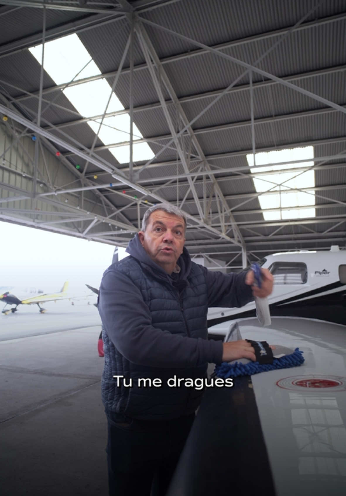 Top 5 des façons de draguer un pilote de jet privé (ou presque) ! 1.	Tu me dragues si tu me dis que l’avion est prêt avant même que j’arrive. Un timing parfait, ça fait toujours son effet.  2.	Tu me dragues si tu connais les meilleures vues depuis le cockpit. Parce que les vrais spots, c’est toujours côté pilote.  3.	Tu me dragues si tu proposes une destination de rêve à survoler… et qu’on y va direct !  4.	Tu me dragues si tu sais que le vrai luxe, c’est d’arriver à l’aéroport et de partir tout de suite, sans file d’attente.  5.	Tu me dragues si tu trouves l’odeur du carburant de jet plus excitante que celle de n’importe quel parfum. On sait ce qui compte.  #privatejetlife #aviationlovers #avion #jet #pilotlife #jetprivé #aéronautique #aviation #aviationlovers #jetpilot #pilote #pilot #passionaviation