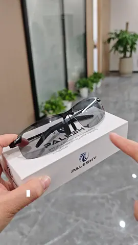 Paleshy day and night dual-use glasses, during the day to prevent sunlight and ultraviolet light, at night to prevent high beam #paleshy #polarizedsunglass #photochromiceyeglass #nightdrive #gafas #sunglassformen #sunglassforwomen #antiuv #giftguide #technology #tiktokshop #fashioneyewear #fyp 