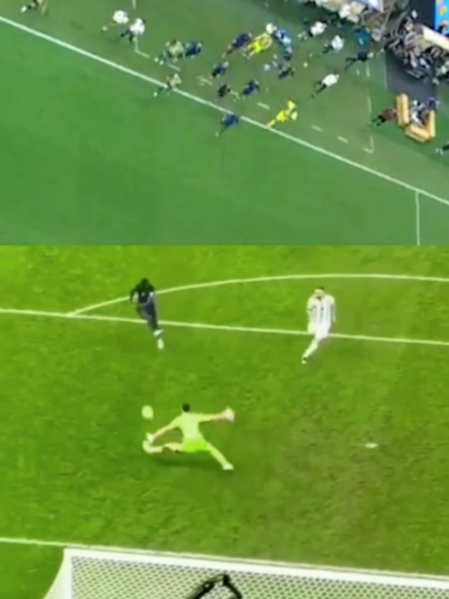 Todo el banco de Francia saltaba al terreno de juego para festejar el gol de Kolo Muani pero apareció el Dibu Martínez con una atajada histórica para salvar a Argentina en la final de la Copa del Mundo de Qatar 2022. 🤔 ¿Y vos, cómo viviste este momento?