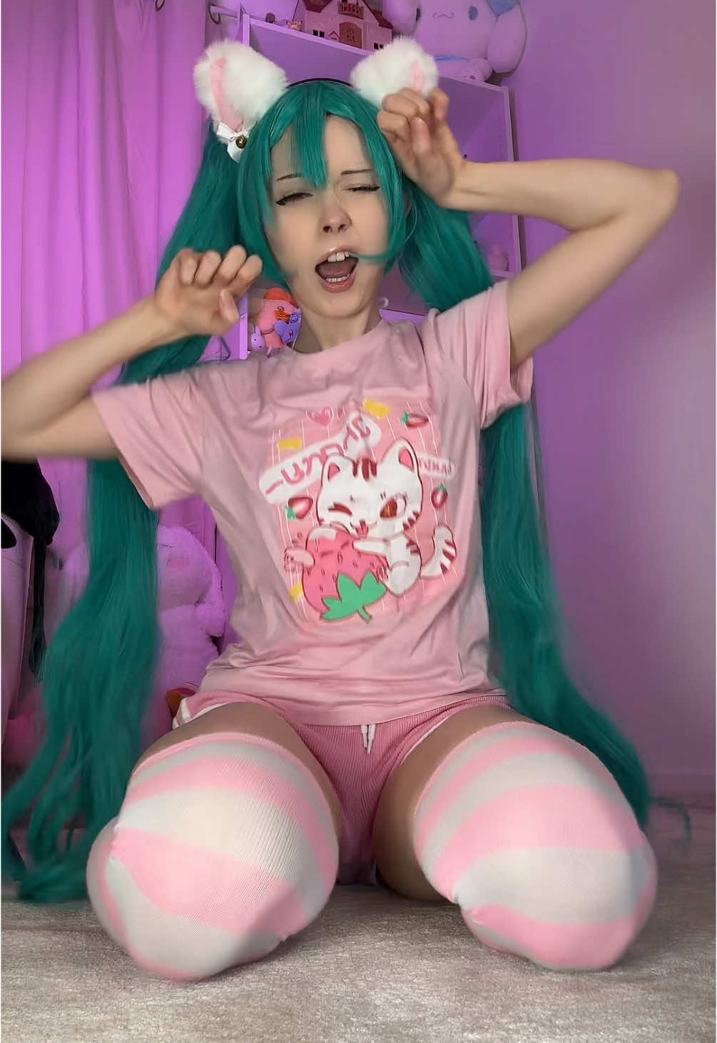 Cat yawning Miku cosplay⁉️