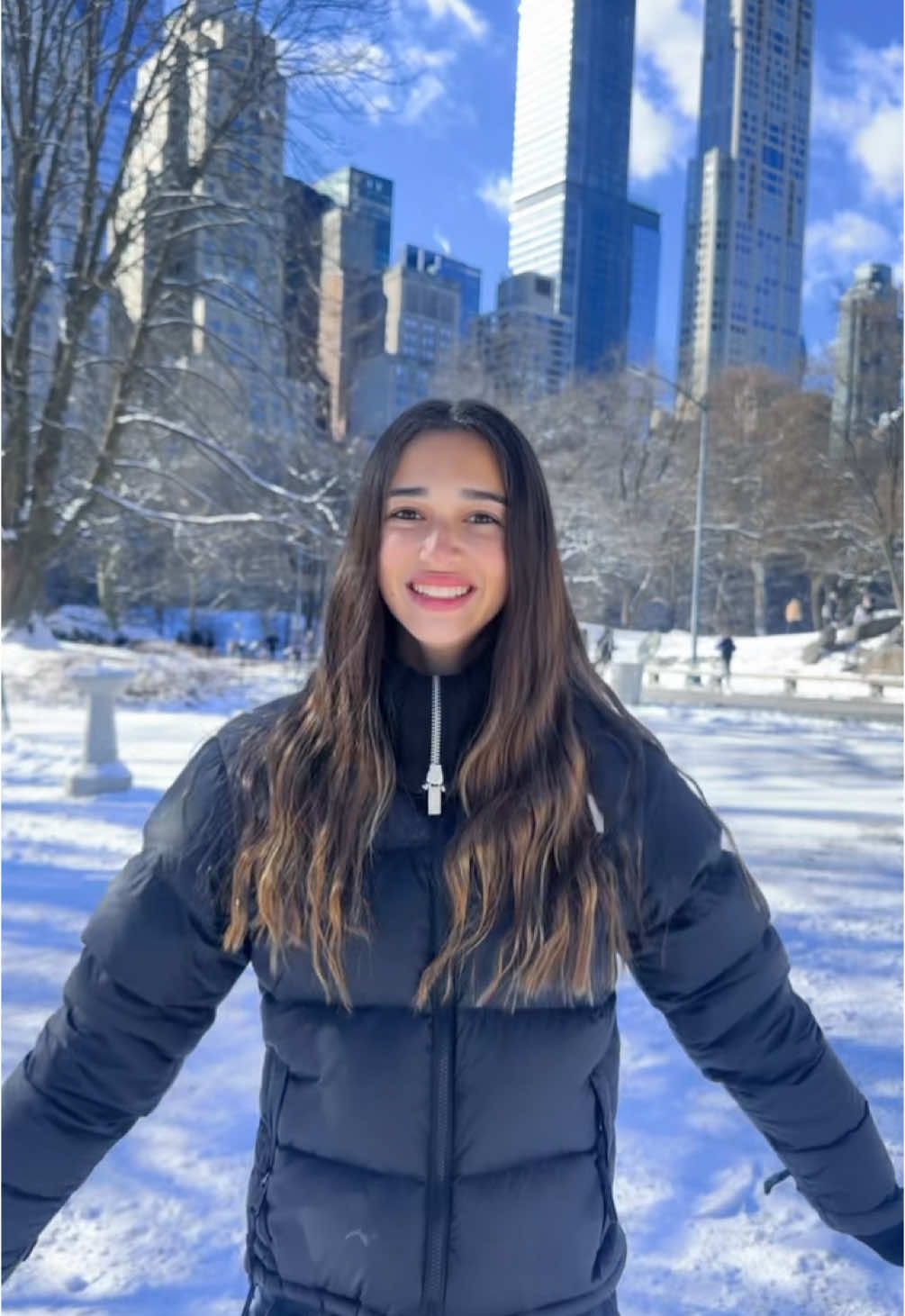 (Creo que el trend no era así pero…) Llegué a New York!! 🗽❄️💋✈️☃️🚕🌃💖 • #jazmintrajtenberg #holanuevayork #trends #newyork #nuevayork #trip #viaje #centralpark #snow #fyp #hannahmontana 