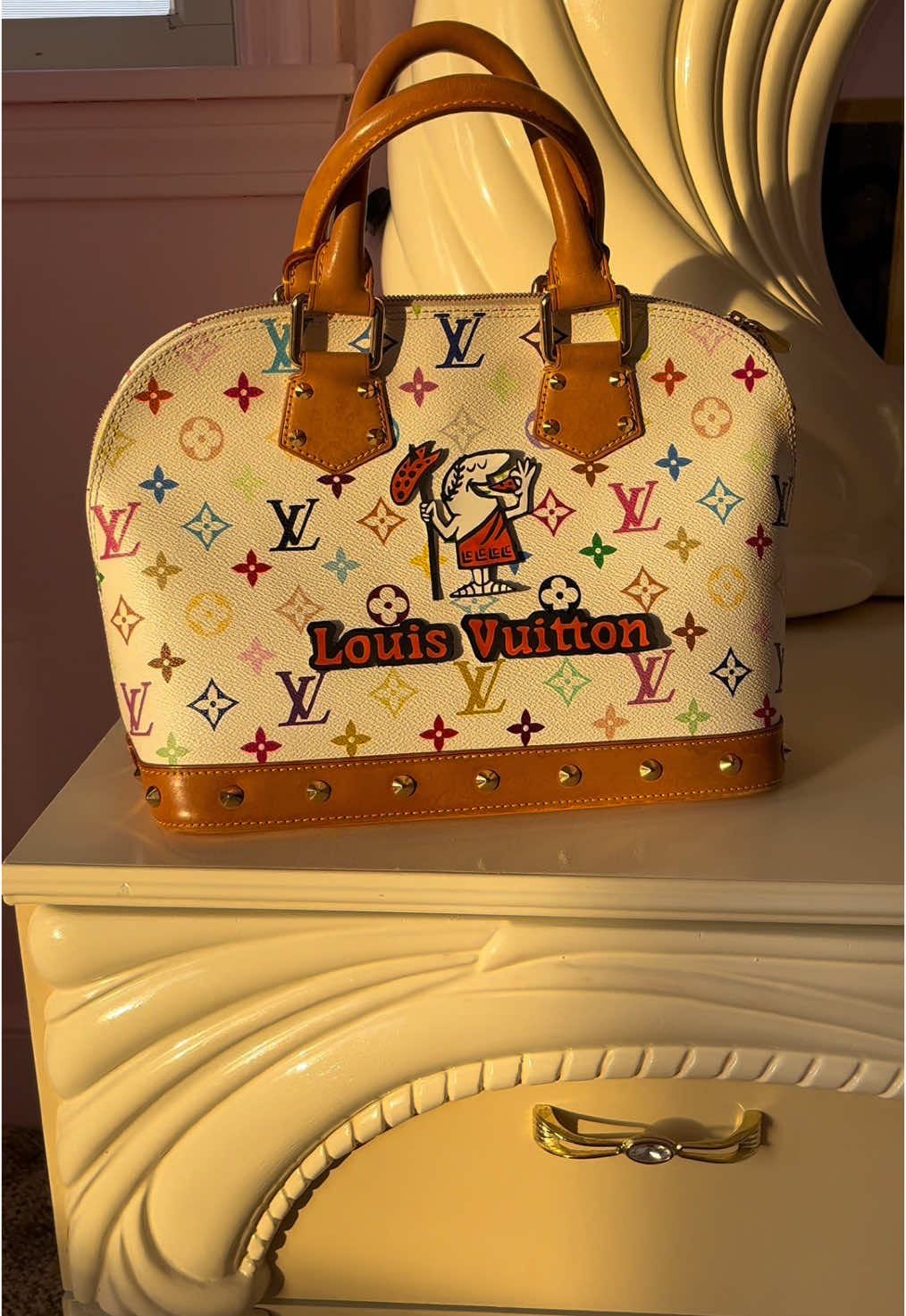 I present to you: the Little Caesars Louis Vuitton🍕 I saw this Burger King Birkin Bag and immediately I knew I had to put my own spin on it😭🤣 Yes I know this is totally unhinged but imagine if I just made this collab happen…?!?! @Little Caesars and LV what do you think😉 lmao And no this is not permanent don’t worry everyone.. but I’m gonna leave her like this for a little bit because I love it🍕🤣 . . . #diyfashion #diytutorial #littlecaesars #burgerking #pizzapizza #littlecaesarspizza 