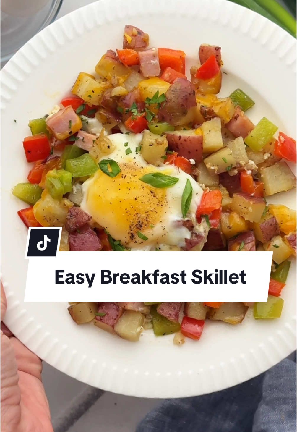 This easy Breakfast Skillet is made with just a few ingredients and in 30 minutes or less! Recipe l1nk in bio. #breakfastskillet #breakfastrecipes #breakfastideas #brunch 