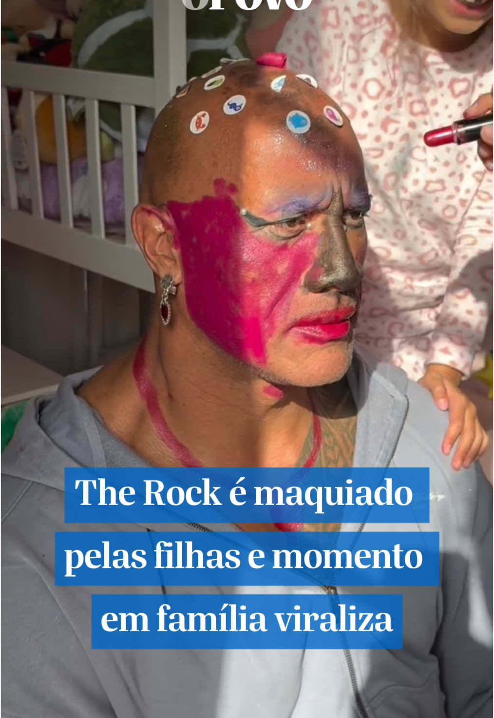 O ator Dwayne Johnson, conhecido como The Rock, estava pronto para ir à academia manter o shape, quando se deparou com um pedido inusitado das filhas Jazzy e Tia: “Papai, podemos colocar sombra em você?”. Sem pensar duas vezes, ele sentou e disse para as meninas começarem o trabalho. O que parecia ser uma rápida brincadeira, no entanto, se transformou em uma make completa. Em pouco tempo, ele estava com o rosto todo pintado de rosa, brincos, adesivos colados na cabeça e até um colar feito de batom. O ator compartilhou o momento fofo em suas redes sociais. “Sei que elas não serão pequenas para sempre nem vão preferir passar tempo com o papai quando forem mais velhas, mas elas sempre serão minhas meninas. Então, vou aceitar essa 'tortura' o dia todo, podem vir”. 📹 Reprodução: Instagram therock 🔗 Para mais conteúdos, siga @opovoonline nas redes sociais #tiktoknotícias #viral #therock #DwayneJohnson #celebridades #famosos