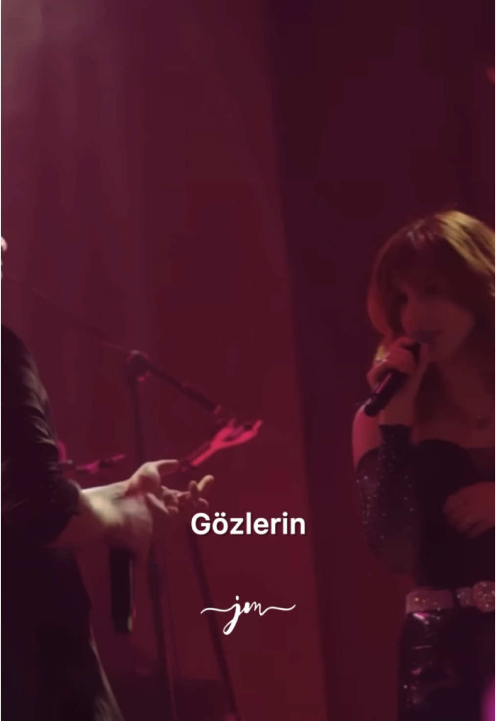 “Sözlerin, gözlerin Ellerin yalnız benim için Düşlerim, gülüşlerim Hayallerim yalnız senin için…” 🎙️ Anıl Emre Daldal & Selin - M. . #anılemredaldal #selin 