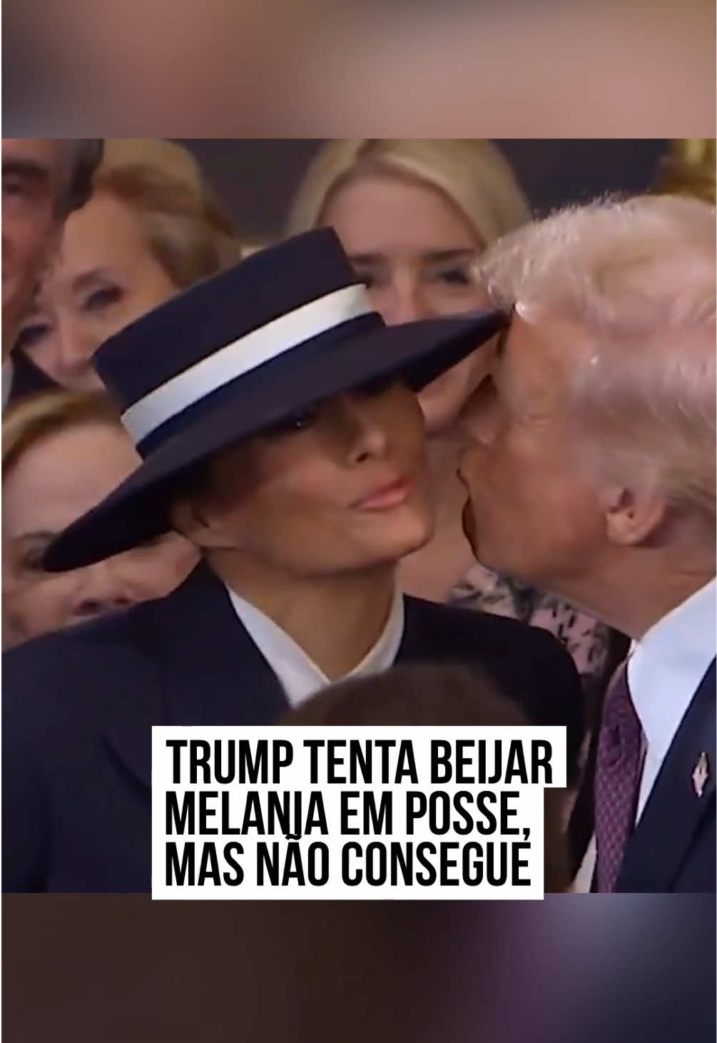 O momento em que #DonaldTrump tentou beijar a esposa, #MelaniaTrump, na cerimônia de posse, nesta segunda-feira (20/1), repercutiu nas redes sociais. Acontece que Melania estendeu o rosto para que o marido a beijasse, mas ele sequer tocou a bochecha dela. Apesar da cena, quem acompanhou à posse de Trump apontou que o chapéu usado por Melania atrapalhou o momento do beijo. #TikTokNotícias 