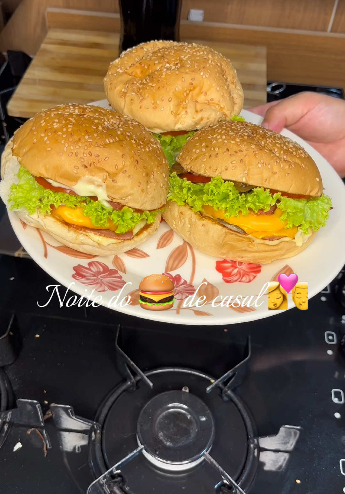 Noite do hambúrguer de casal.  . . . #noitedohamburguer #hamburguer #casal #emcasa #familia 