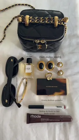I love being a girl cause how do I explain this to a guy 💅🏻🧚🏻‍♀️#whatsinmybag #justagirl #whatsinmypurse 