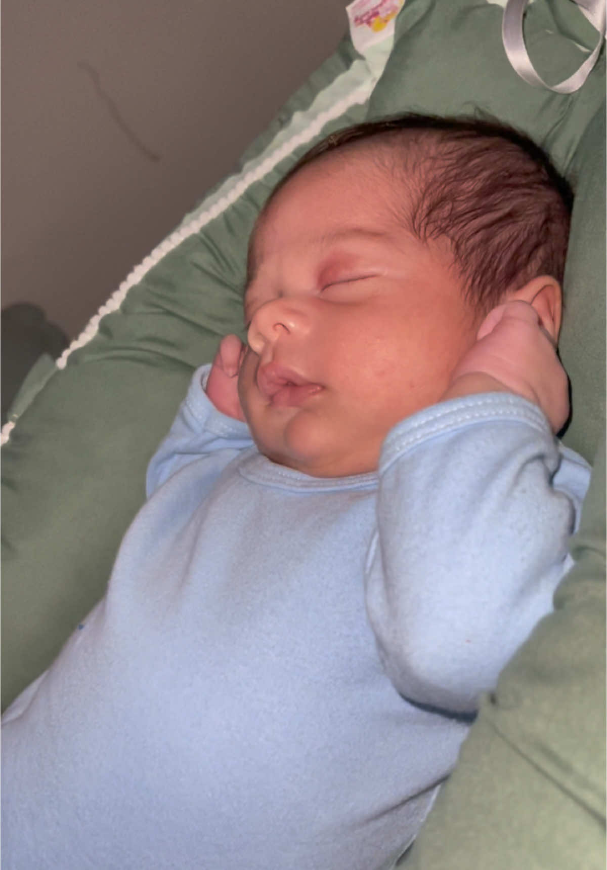 Só dorme todo relaxado kkkk 😂 #maedemenino #maesolo #maedeprimeiraviagem #maesolteira #superacao #bebern #memebebe 