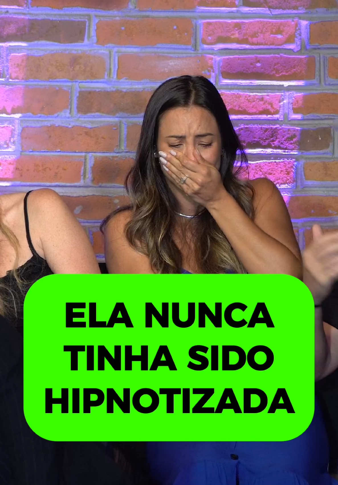🤮QUE NOJO🤮 Ela quase vomitou no show de hipnose! Uma participante do Show Magicamente que aconteceu no @curitibacomedy foi hipnotizada para sentir o pior cheiro do mundo🤢 sempre que eu chegasse perto dela! Ela chegou a sentir ânsia de vômito🤮 algumas vezes mas então, no final, olha como ela resolveu esse problema😂😂 A hipnose pode mudar a realidade de uma pessoa!😍 ✅Venha assistir ao vivo o Show de Hipnose Magicamente. Nossa agenda📆 está no link da minha bio 👉🏼E se quiser aprender hipnose, me manda um direct que te mando o link do nosso curso on-line. . . #hipnose #fedorento #cheiroruim #showmagicamente #andreattie #comédia #engraçado #hipnosecômica #curitiba #curitibacomedyclub 