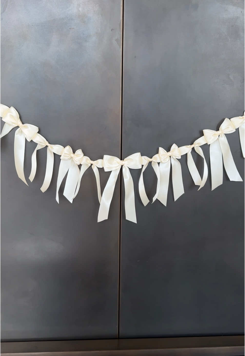 Ivory bows for the timeless bride 🕊️ #2025bride #bowgarland #weddingdecor #weddingdetailshots #weddingbows 