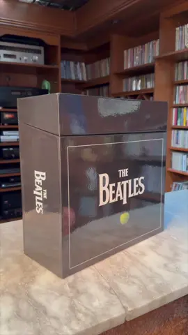 Para quienes me preguntan sobre el objeto que se encuentra al final de mi colección en vinilo de la discografía de The Beatles: Es un libro con fotos y notas sobre la producción de cada uno de sus discos oficiales, incluido en el boxset de la reedición de 2009. #thebeatles #collection #Vinyl #vinilos #coleccion #Music #rock #england #georgemartin #johnlennon #paulmccartney #georgeharrison #ringostarr #parlophone #emi #applerecords #capitolrecords #songwriters #2025 #history #dolbyatmos #discografia #musica #rockmusic #pop #rubbersoul 