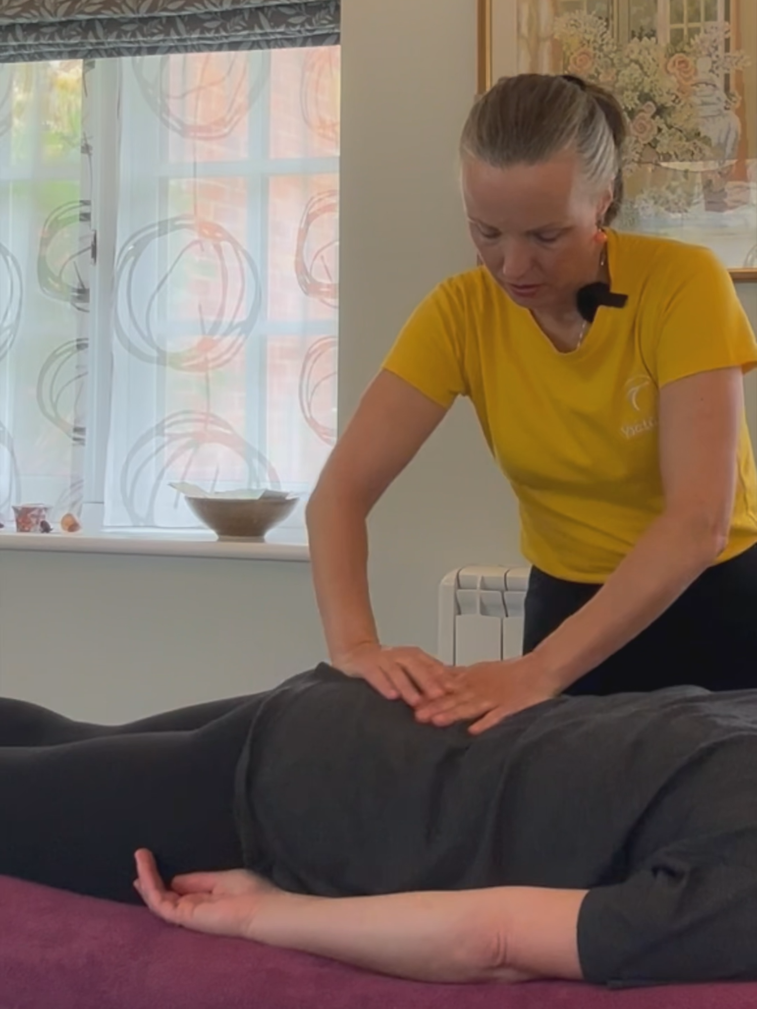 ASMR tuina massage to ease tight muscles. Watch whole treatment in YT link #tuina #massage #tcm #traditionalchinesemedicine #backmassage #backache