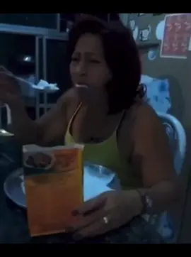 Vovó faz desafio da maizena, não aguenta e bafora tudo na neta