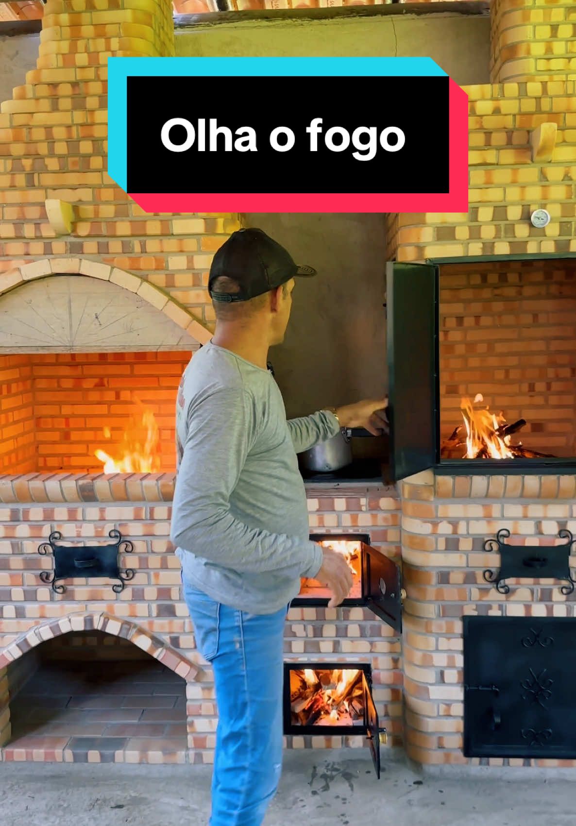 Fogo na churrasqueira,fogo na fornalha,defumador e forno a lenha #fornoalenha🔥 #churrasqueira #areagourmet #defumador #fornalha #tijolinhosavista 
