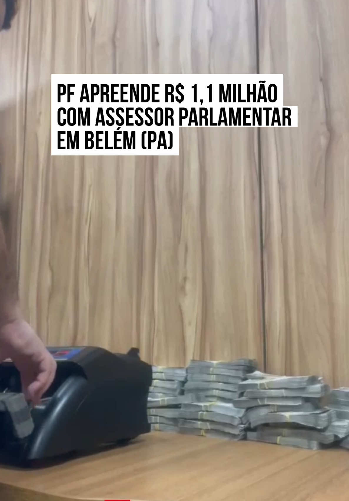 A #PolíciaFederal apreendeu na última sexta-feira (17/1) R$ 1,1 milhão com um assessor parlamentar em Belém. O nome do parlamentar não foi divulgado. O dinheiro havia sido sacado em uma agência bancária no bairro de Umarizal, na capital paraense. Segundo a #PF, duas pessoas foram presas em flagrante. São elas um assessor parlamentar e um representante comercial de uma empresa com contratos públicos. Eles foram soltos após audiência de custódia, Também foram apreendidos dois veículos, um deles blindado, celulares e documentos. A PF instaurou um inquérito para apurar possível crime de corrupção e lavagem de dinheiro. “O saque de alto valor em espécie é indício de lavagem de dinheiro e a corrupção foi configurada no momento em que o representante comercial de uma empresa, envolvida em diversas licitações com órgãos públicos, repassou o dinheiro ao assessor parlamentar, um servidor público”, diz a PF. #TikTokNotícias 