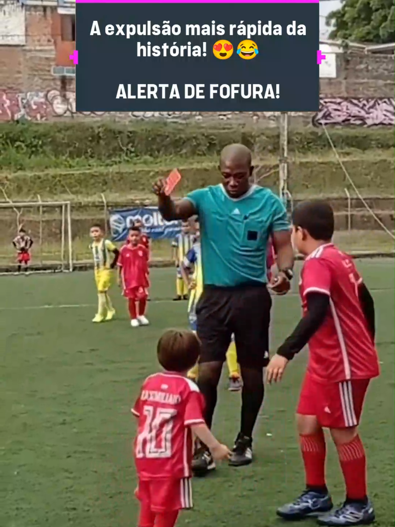 Pequeno torcedor 'invade' o campo e é retirado pelo árbitro, que ainda brinca dando cartão vermelho! 📹: pubitysport #viral_video #tiktokesportes #futebol