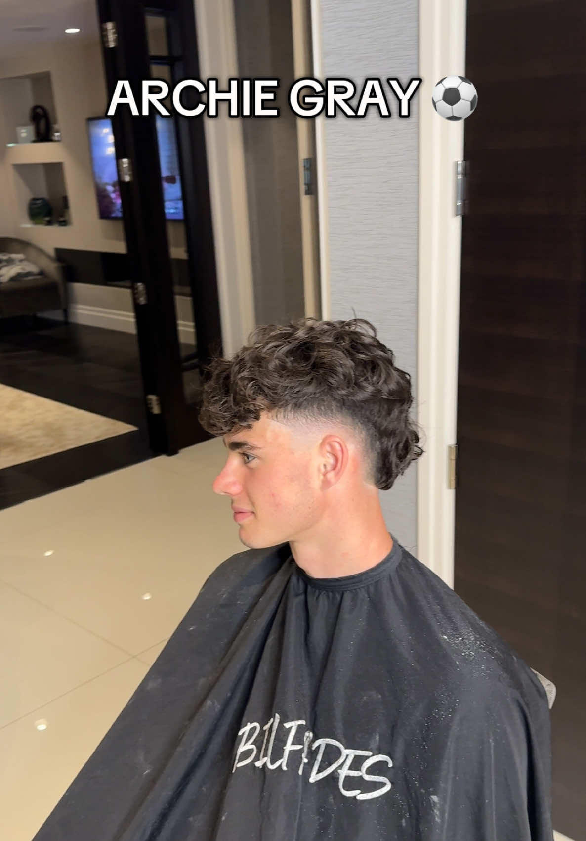 @spursofficial player Archie gray coming through to get a quality haircut 💇‍♂️  #barber #hairstyle #mensfashion #men #beard #hairstyles #haircut #haircolor #hairstylist #menstyle #waves #barbershop #barber #barberlife #hairdresser #barbershopconnect #fade #menshair #beards #barba #barberlove #archiegray #spursofficial 