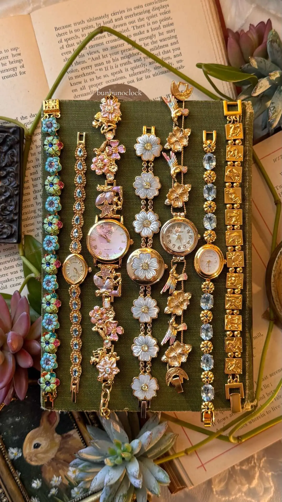 Constantly dreaming of these watches💭🌙 #vintagewatch #watches #summervibes #fall  #backtoschoolhaul #beach #summerjewelry #trending #springfashion #spring #elegant #trending 