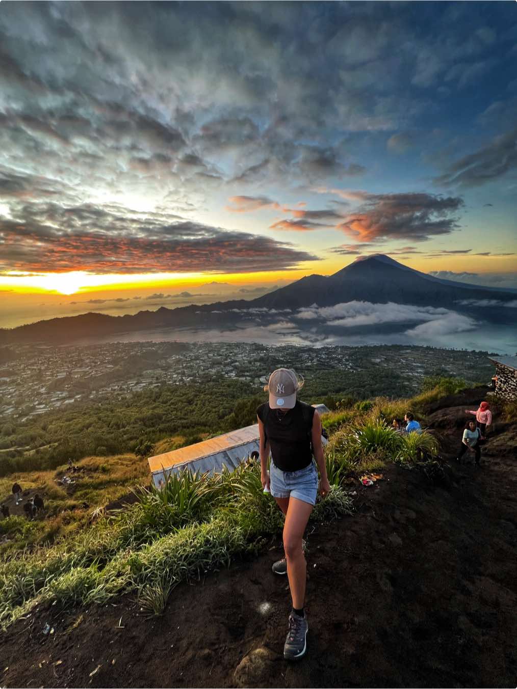 Waking up at 3am to hike Mount Batur was one of the most incredible experiences I’ve had in Bali 🧡 #bali #sunrise #mtbatur #traveltok #fyp #Hiking 