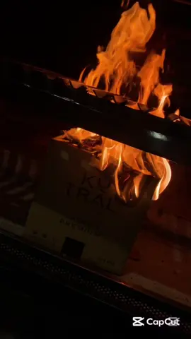 ¡Prender tu asado nunca fue tan fácil! 🔥 Con la caja Kutral, enciendes el fuego en minutos y sin complicaciones. 🪵✨ Más tiempo para disfrutar, menos tiempo encendiendo. Visítanos en kutralchile.com y descubre la diferencia. 😎 