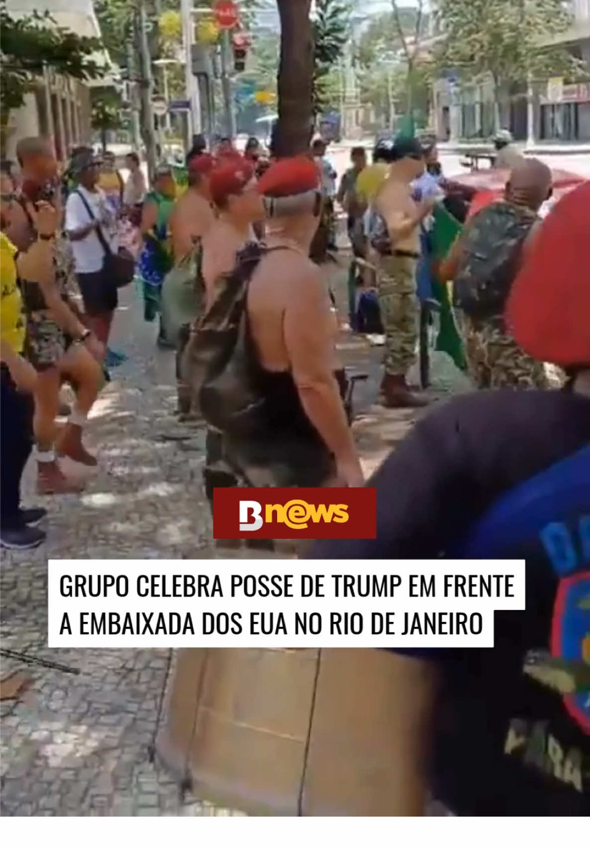 🇧🇷🇺🇸 A posse do presidente dos EUA, Donald Trump também foi comemorada no Brasil. Um pequeno grupo de admiradores do republicano se reuniu em frente à embaixada americana no RJ para celebrar o novo mandato de Trump. #DonaldTrump #BNews