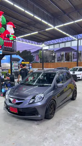 BRIO V ปี 2013-2014 นานๆเข้ามาที่ สีเทาเข้มหายากมาก ใครหาอยู่ให้ไวเลยนะ #BIGNCARS #IGGARAGE #honda #brio 