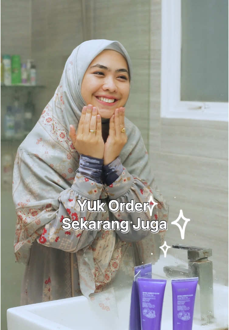 Hai teman-teman! 🌟 Kalian tahu nggak kalau wajah kusam bisa teratasi dengan Facial Wash Ozzaskin? Mengandung Extract Habbats Glow dengan butiran-butiran lembut yang bantu angkat sel kulit mati, ditambah kandungan Succinic Acid, AHA, dan PHA! 🧼✨ Wajah jadi bersih, cerah, dan glowing! 😍  Tunggu apa lagi? Yuk order sekarang dan rasakan perbedaannya! 💜 #ozzaskinbyokisetianadewi #okisetianadewi #ozzaskinskincare #ozzaskin 
