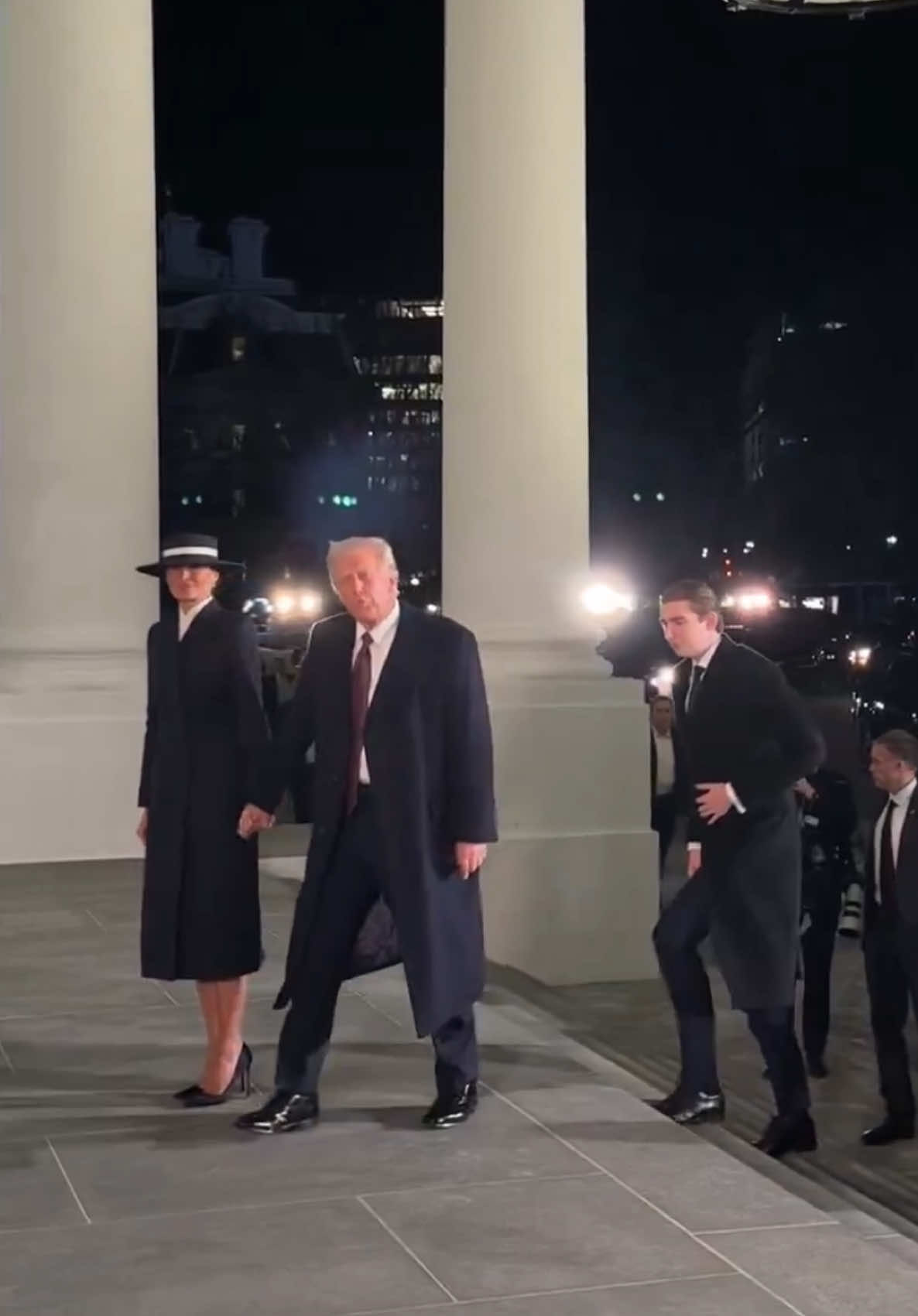 Donald Trump—accompanied by his wife Melania and son Barron—has arrived at the White House after being sworn in as the 47th president. 🎥 X/@margomartin #donaldtrump #news #politics #melaniatrump #barrontrump 