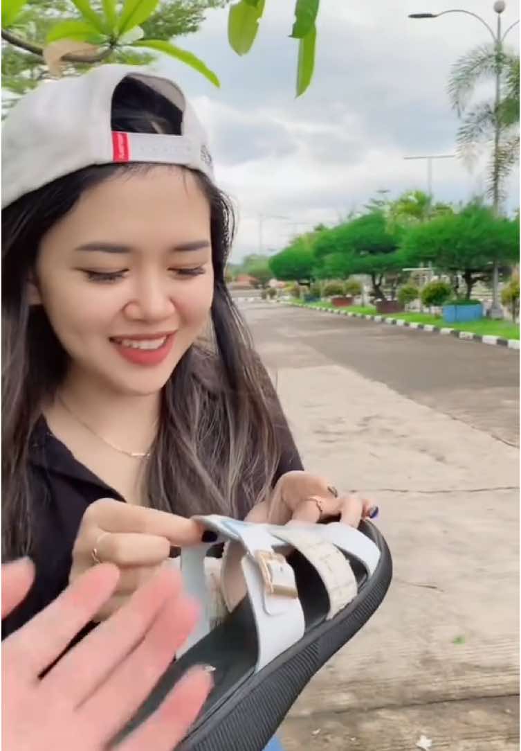 Ono kepik neng njero omah Iki sandal apik tur murah 😍 @G.A.M.S STORE  #istrimu #grosirsandal #mojokerto #sandalmurah #sandalwanita 